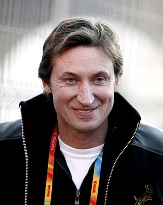 Wayne Gretzky, deseterostruki osvajač i jedini kojemu je to uspjelo s različitim momčadima. (Joe Malone napravio je isto, ali 27 godina prije pokretanja nagrade.)