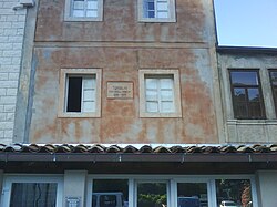 Spomen-ploča u Trsteniku.