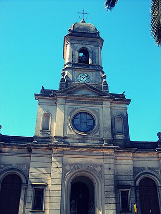 Crkveni zvonik i pročelje.