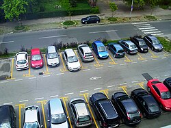 Parkiralište na sjevernoj strani zgrade