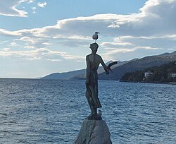 Djevojka s galebom u Opatiji