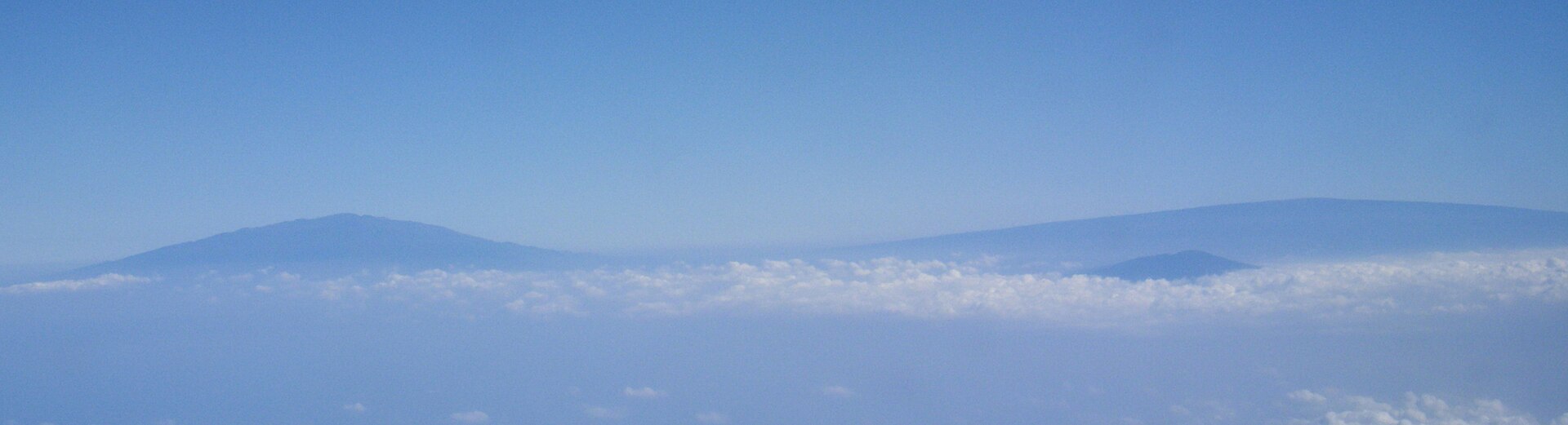 Zračna fotografija Mauna Kee (lijevo) i Mauna Loe (desno iza Hualālaija)