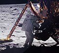 Neil Armstrong radi na lunarnom modulu.