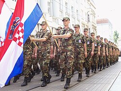 Hrvatski vojnici u svečanom mimohodu