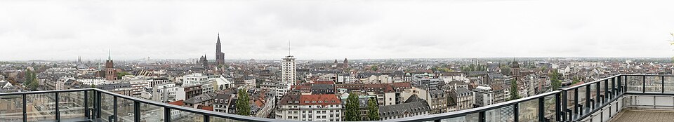 Panorama Neustadta s de la Tour Esca; Neustadt je lijevo dok je katedrala u sredini i Grande Île desno