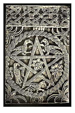 Zanimljivi reljefi sa splitske krstionice. iz crkve sv. Ivana, nekoć Jupiterova hrama. Po nekima, to je prvi prikaz hrvatskoga šahiranog grba, na krilima dviju gornjih ptica.