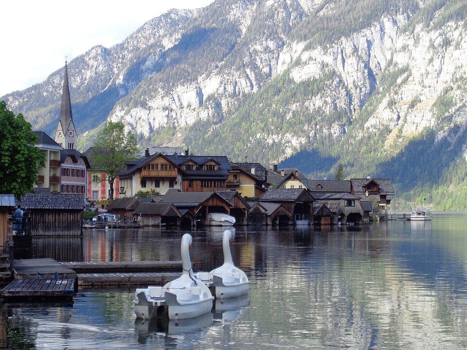 Datoteka:Hallstatt - čamci-labudi.jpg