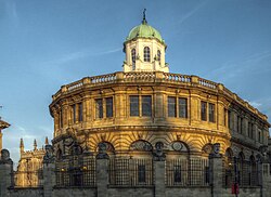 Kazalište Sheldonian, smješteno u Oxfordu, građeno je od 1664. do 1669. godine prema nacrtu Christophera Wrena.