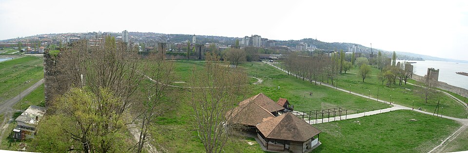 Panorama ostataka utvrđenog naselja Smedereva