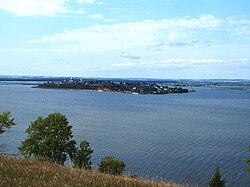 Pogled na Svijažsk u jezeru Kujbyševsko