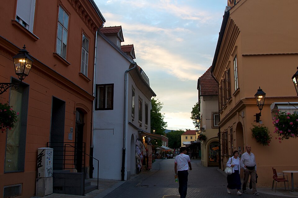 Datoteka:Tkalčićeva street at dusk.jpg