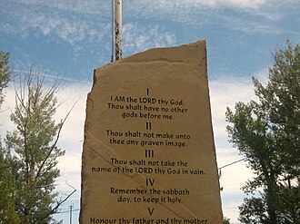 Spomenik Deset zapovijedi u Springeru ispred Muzeja okruga Colfaxa.