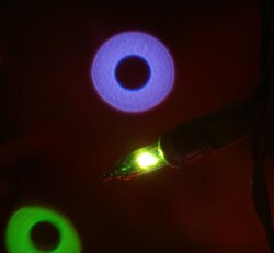 Primjer bokeha proizveden katadioptričnim lećama, iza svjetla u fokusu.