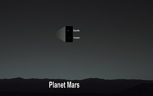 Curiosityeva prva fotografija Zemlje i Mjeseca sa površine Marsa (31. siječnja 2014).[8]
