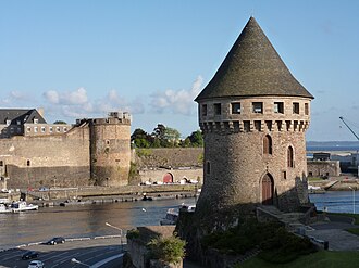 Pogled na Toranj Tanguy i u pozadini se nalazi Château de Brest