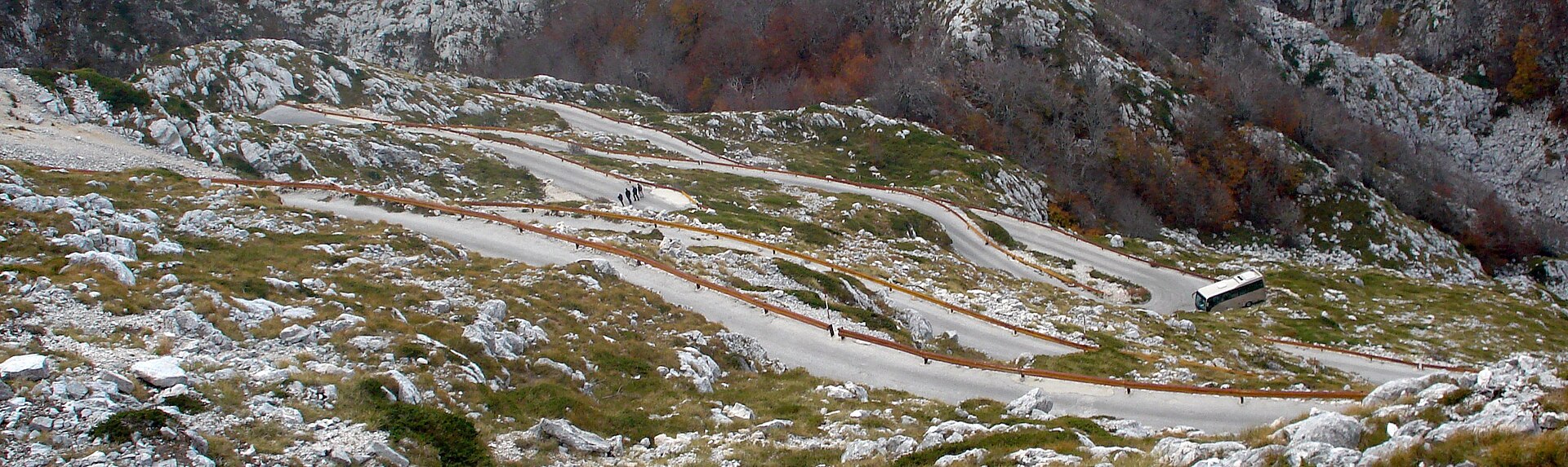 Pogled na Biokovsku cestu s odmorišta Svetog Jure