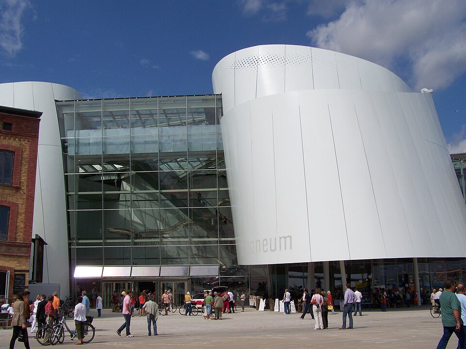 Datoteka:Ozeaneum in Stralsund, Eingang.JPG