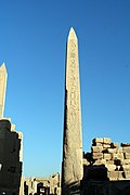Obelisk ispred hrama.