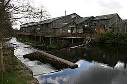 Vodenica Staveley gledana s rijeke Kent.