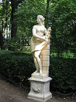 Alegorija arhitekture (djelo Barattine radionice iz 1722.) u Pavlovskom parku Sankt Peterburg