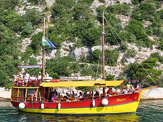 Brodić prevozi turiste