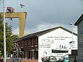 Mural na Newtownards Roadu, istočni Belfast, u pozadini se vidi Harland and Wolff brodogradilište. Mural oslikava najpoznatiji brod koji je u brodogradilištu izgrađen - Titanic.