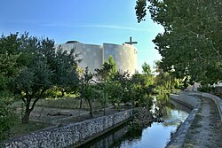 Crkva sv. Obitelji u Solinu, pogled straga. U prednjem planu šetnica uz uređeni rukavac Jadra i Jadro