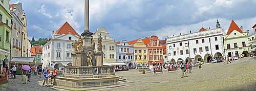 Trg Svornosti na unutarnjem gradu s gradskom vijećnicom i kužnim stupom.