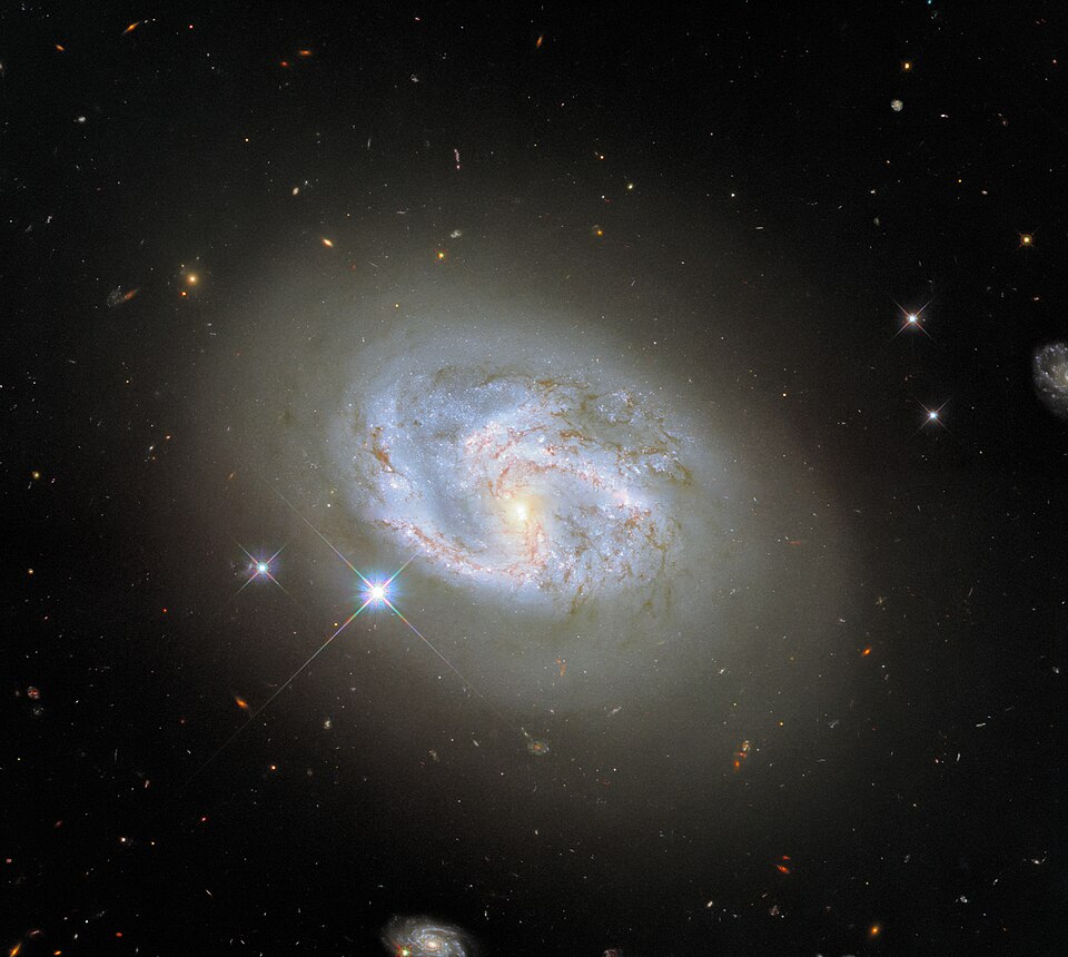 Datoteka:NGC4680 - HST - Potw2123a.jpg