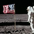 Buzz Aldrin ispred zgužvane zastave na Mjesecu koja neupućenom promatraču izgleda kao da viori na vjetru.