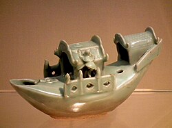 Celadon keramička posuda za vodu o obliku barke iz razdoblja dinastije Yuan.