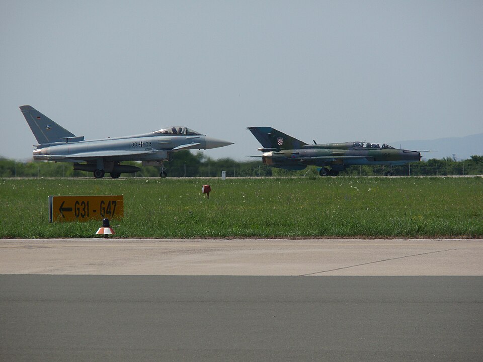 Datoteka:Eurofighter & MiG21.JPG