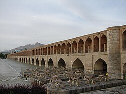 Rijeka Zajande-Rud ispod isfahanskog mosta Si-o-se Pol; puno korito zimi (lijevo) i potpuno presušeno ljeti (desno)