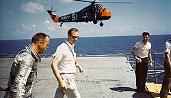 Alan Shepard na palubi nosača aviona USS Lake Champlain (CVS-39) nakon leta
