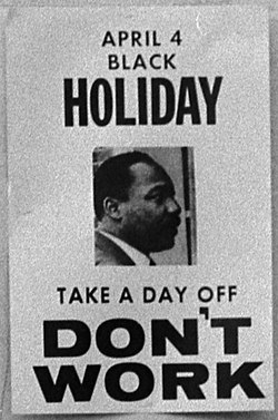 Crno-bijela fotografija plakata sa slikom Martina Luthera Kinga Jr. i s teksom "April 4, Black Holiday, Take a day off, don't work"