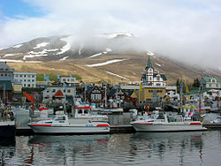 Pogled na luku, crkvu i brdo Húsavíkur Fjall u pozadini