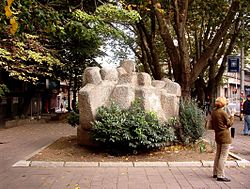 Spomenik Moši Pijade pred zagradom „Politike“ u Beogradu