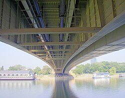 Pogled ka donjoj konstrukciji mosta.