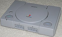 Prva inačica PlayStationa u svijetlo sivoj boji