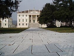 Villa Loredan, Paese