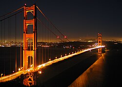 Golden Gate noću sa San Franciscom u pozadini