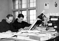 fra Bonaventura Duda (lijevo na slici) i fra Jerko Fućak prevode Stari Zavjet