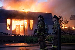 Vatrogasci pregledaju nastalu štetu u Minneapolisu, 28. svibnja 2020.