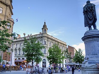 Trg Petra Preradovića sa spomenikom Petru Preradoviću u prvome planu, s lijeve strane Palača Prve hrvatske štedionice, ravno palača Farkaš (Atelijer Hönigsberg & Deutsch