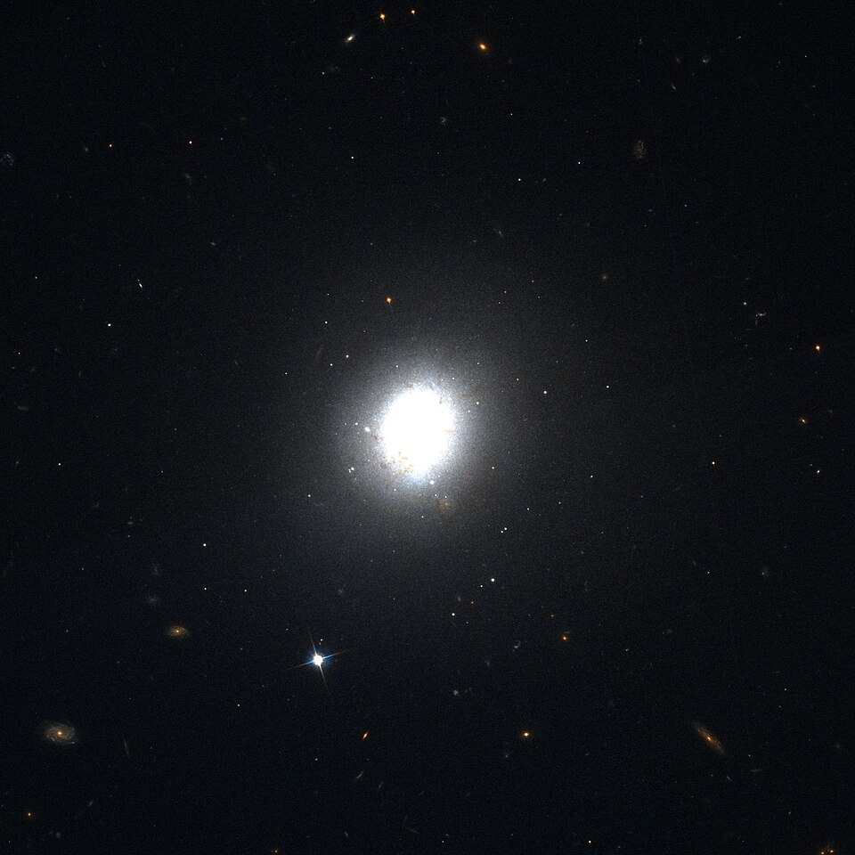 Datoteka:NGC 3073 Hubble WikiSky.jpg