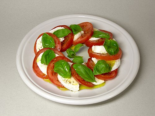 Salata Caprese od mozzarelle, rajčice, svježeg bosiljka i maslinovog ulja