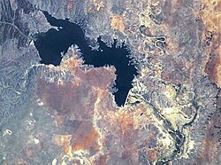 Satelitski snimak brane Massingir (NASA), koji pokazuje umjetno jezero Massingir, a i rijeku Shingwedzi (sjeveroistočno), koja utječe u rijeku Olifants 12 kilometara nizvodno od brane.