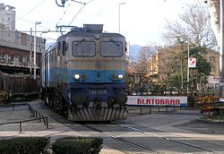 Modernizirana lokomotiva osnovne podserije HŽ 1061 016 s novim oblikom upravljačnice