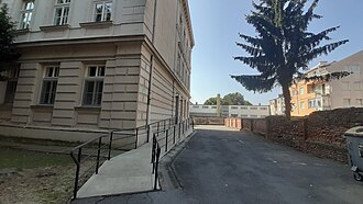 Sjeverozapadni ulaz u Gimnaziju Bjelovar