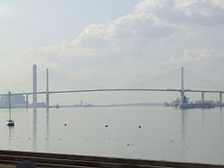 Most kraljice Elizabete II. premoštava Temzu od West Thurrocka u Essexu do Dartforda u Kentu.